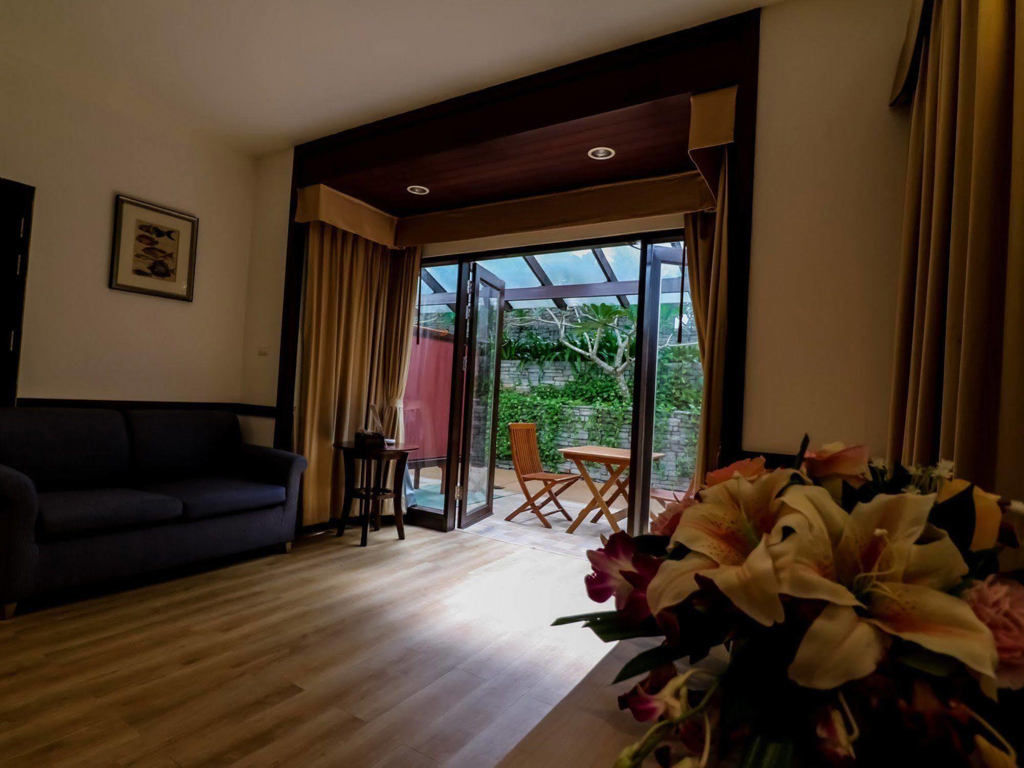 Nida Rooms Phuket Marina Rose Exteriör bild